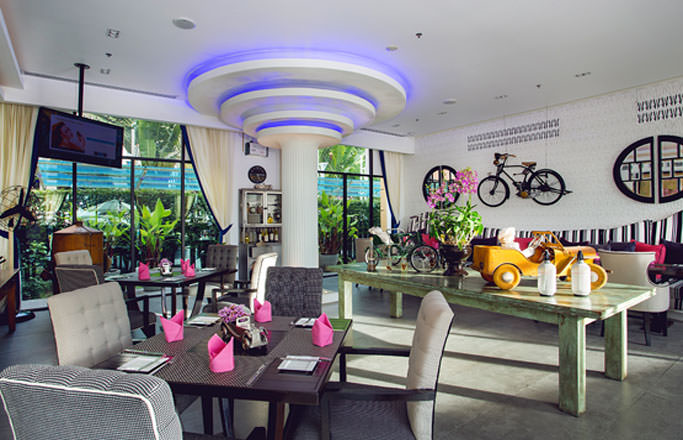 Cadillac Cafe at Wave Hotel, Pattaya